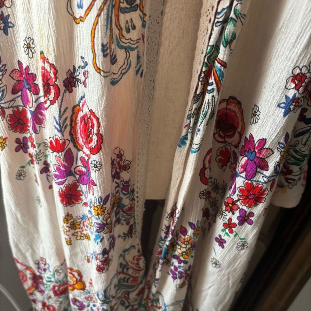 Beautiful Floral Kimono Lace Detail Bila Final Sale - Picture 4 of 10
